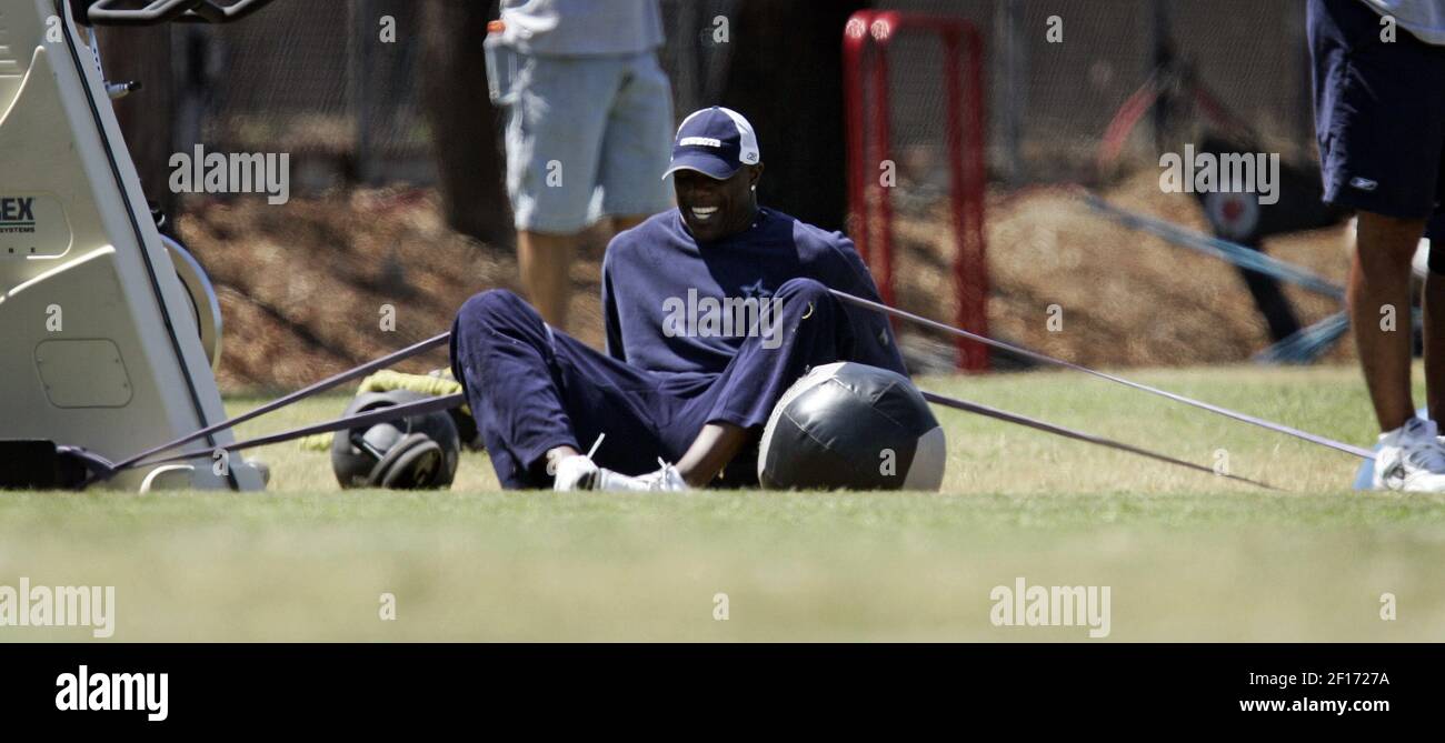 Dallas Cowboys receiver Terrell Owens, left, talks with quarterback Tony  Romo, right, during football training camp in San Antonio, Thursday, July  26, 2007. (AP Photo/Eric Gay Stock Photo - Alamy