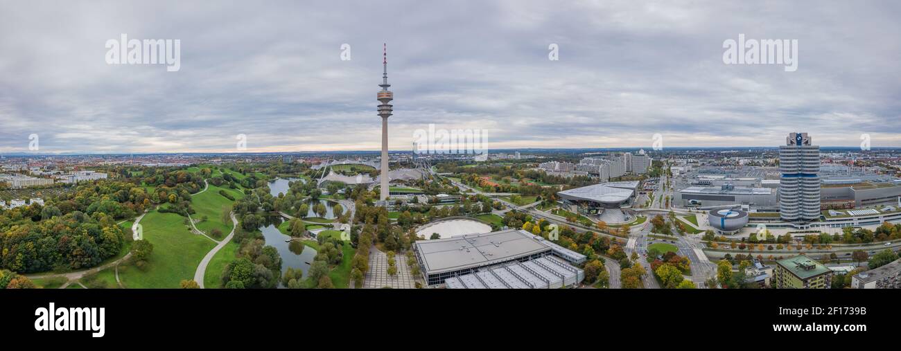 Vue panoramique aérienne sur Munich, pano typique et authentique tourné au-dessus du parc olympique vert, la vie moderne à son meilleur. Banque D'Images