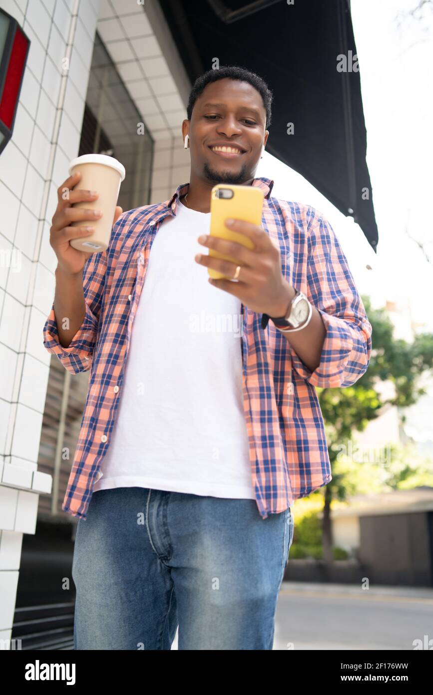 Homme utilisant son téléphone mobile dans la rue. Banque D'Images