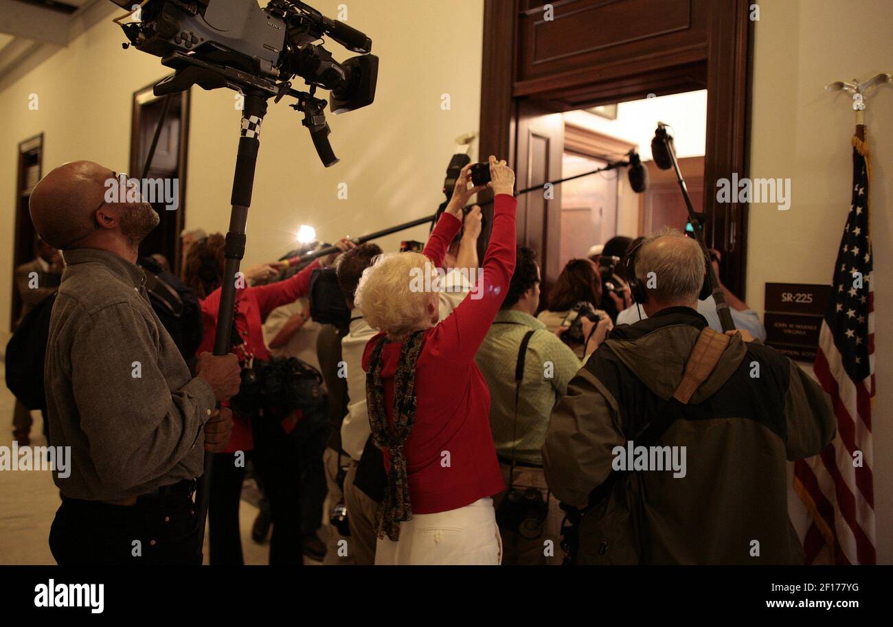 Un touriste et les médias tentent d'apercevoir le général Michael Hayden de l'USAF, directeur du candidat de la CIA, et le sénateur américain John Warner, R-va, sur Capitol Hill à Washington, le mardi 9 mai 2006. (Photo par Chuck Kennedy/KRT) Banque D'Images