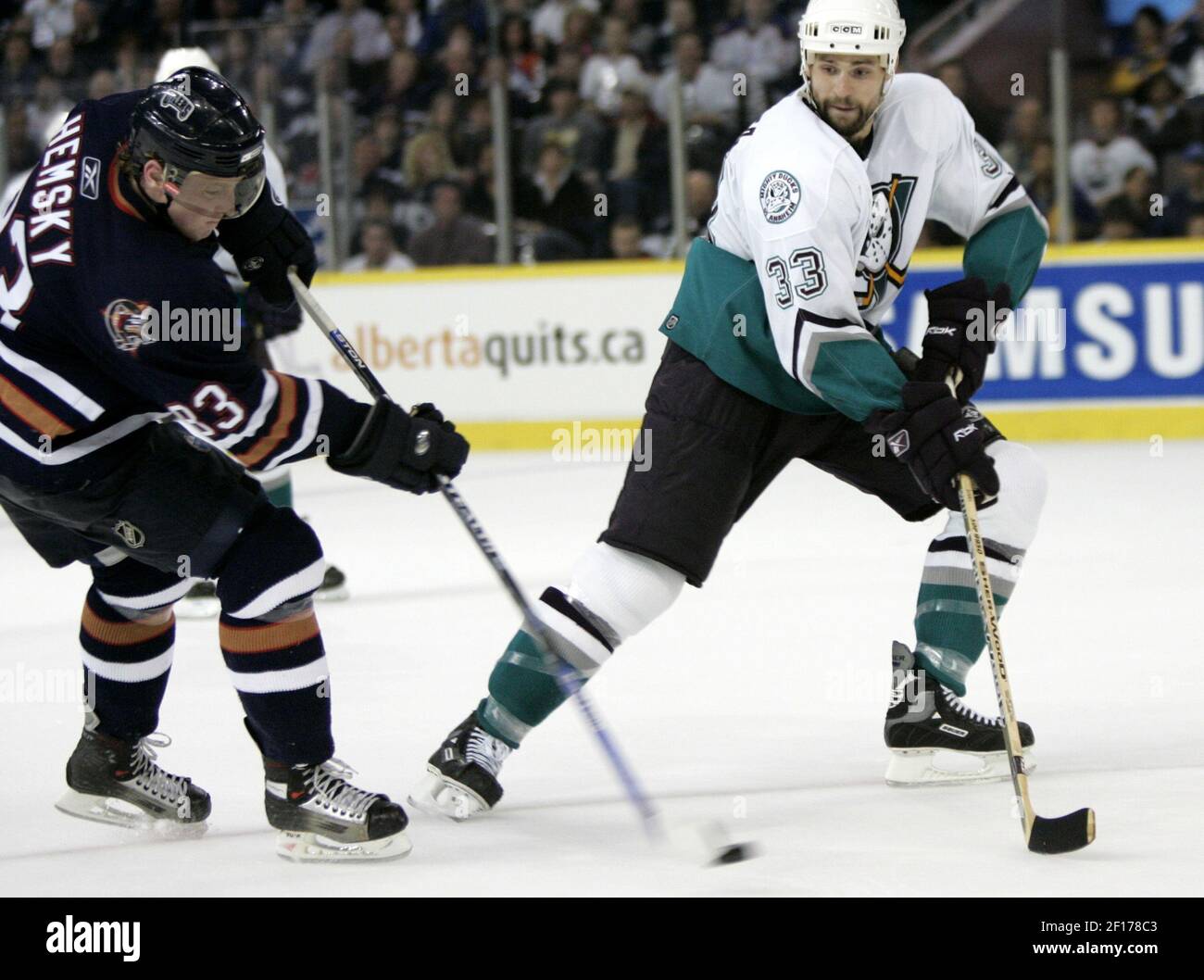 Joe DiPenta, le défenseur des Ducks d'Anaheim, essaie d'obtenir son bâton devant une balle de l'aile des Oilers d'Edmonton Ales Hemsky pendant la deuxième période du jeu 3 de la finale de la Conférence de l'Ouest de la LNH, le mardi 23 mai 2006, à Edmonton, au Canada. (Photo par Mark Avery/Orange County Register/KRT) Banque D'Images