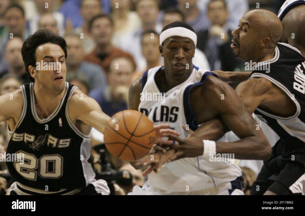 San Antonio Spurss' Manu Ginobili (20) et Bruce Bowen (12) tentent de frapper le ballon loin de Josh Howard (5) de Dallas Mavericks pendant la première moitié du jeu 4 des demi-finales de la Conférence de l'Ouest au American Airlines Center à Dallas, Texas, le lundi 15 mai 2006. (Photo par Andrew P. Scott/Dallas Morning News/KRT) Banque D'Images