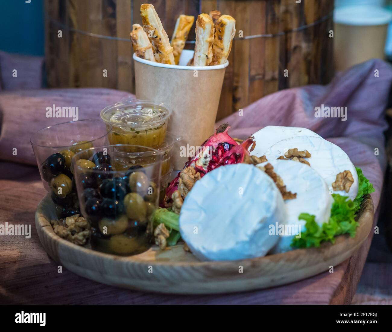 Le Camembert avec les noix et les olives Banque D'Images