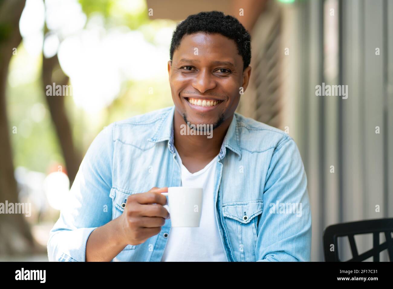 Homme qui boit du café au café-restaurant. Banque D'Images