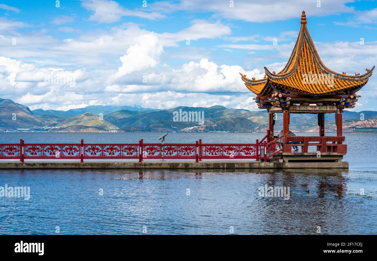 Pavillon Haixin et panorama sur le lac Erhai à Dali Yunnan en Chine Banque D'Images