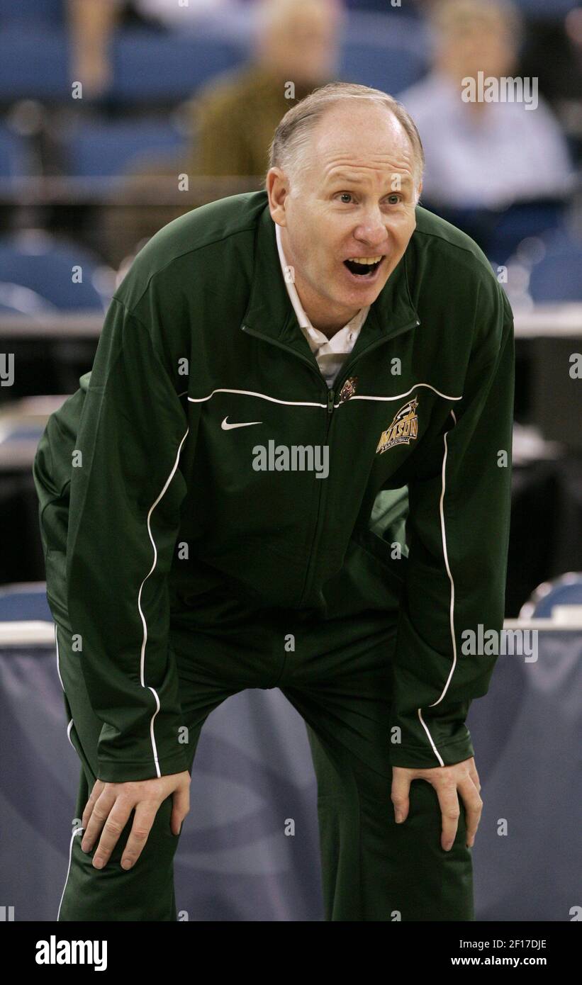 L'entraîneur de George Mason, Jim Larrañaga, se présente au tribunal pour s'entraîner, le vendredi 31 mars 2006, à Indianapolis, Indiana. Les George Mason Patriots affrontent les Florida Gators dans le premier match des final four, qui commence le samedi 1er avril à 6:07pm HE. (Photo de Mark Cornelison/Lexington Herald-leader/KRT) Banque D'Images