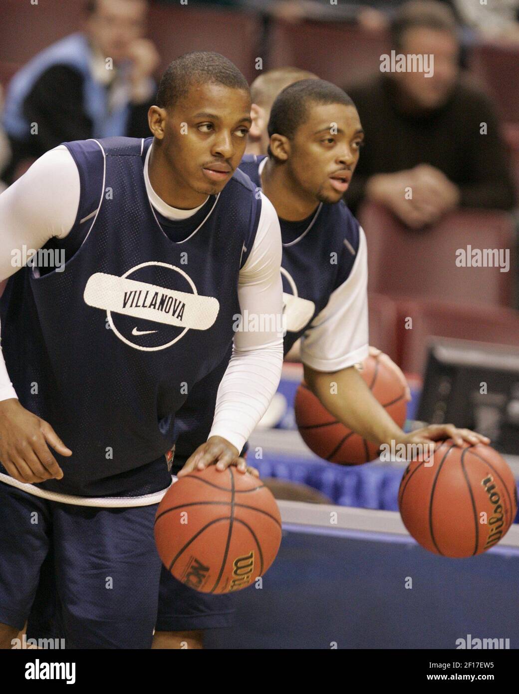 Les gardes de Villanova, Randy Foye, sont partis, et Allan Ray dribbe pendant la pratique, le jeudi 16 mars 2006, au Wachovia Centre à Philadelphie, en Pennsylvanie. Villanova fera face à Monmouth lors de la première ronde du tournoi de la NCAA vendredi. (Photo par Ron Cortes/Philadelphia Inquirer/KRT) Banque D'Images