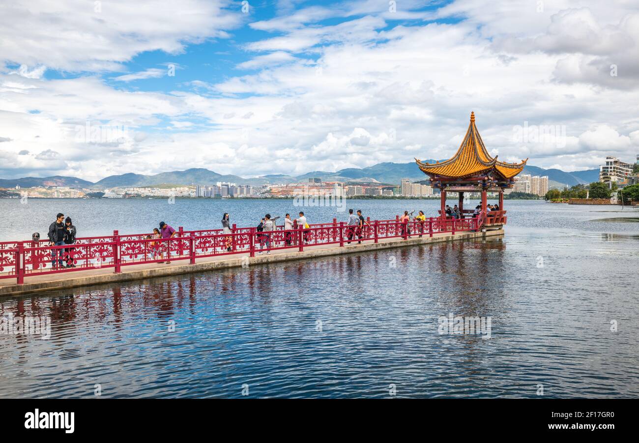Dali Chine , 7 octobre 2020 : personnes au pavillon Haixin sur le lac Erhai à Dali Yunnan Chine Banque D'Images