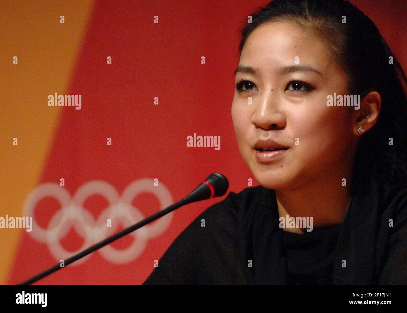 La patineuse américaine Michelle Kwan parle de sa décision de se retirer de la compétition aux Jeux d'hiver de 2006 lors d'une conférence de presse à Turin, Italie, le dimanche 12 février 2006. (Photo de Steve Deslich/KRT) Banque D'Images
