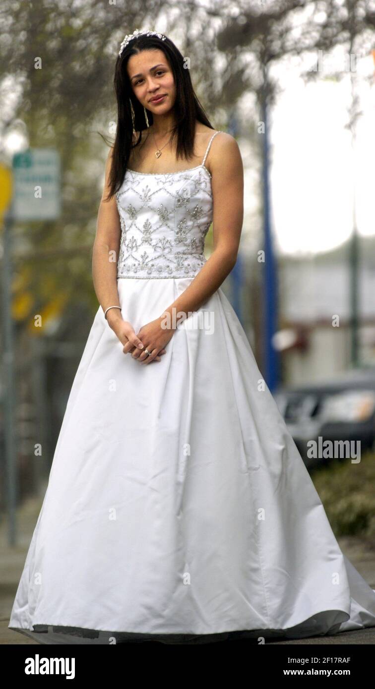 Cette robe de mariage Lazaro avec perles de rhinestone d'argent vintage  coûtait à l'origine 3,050 $, mais a été trouvée dans un magasin de  marchandises en consignation pour 1,000 $. (Photo de