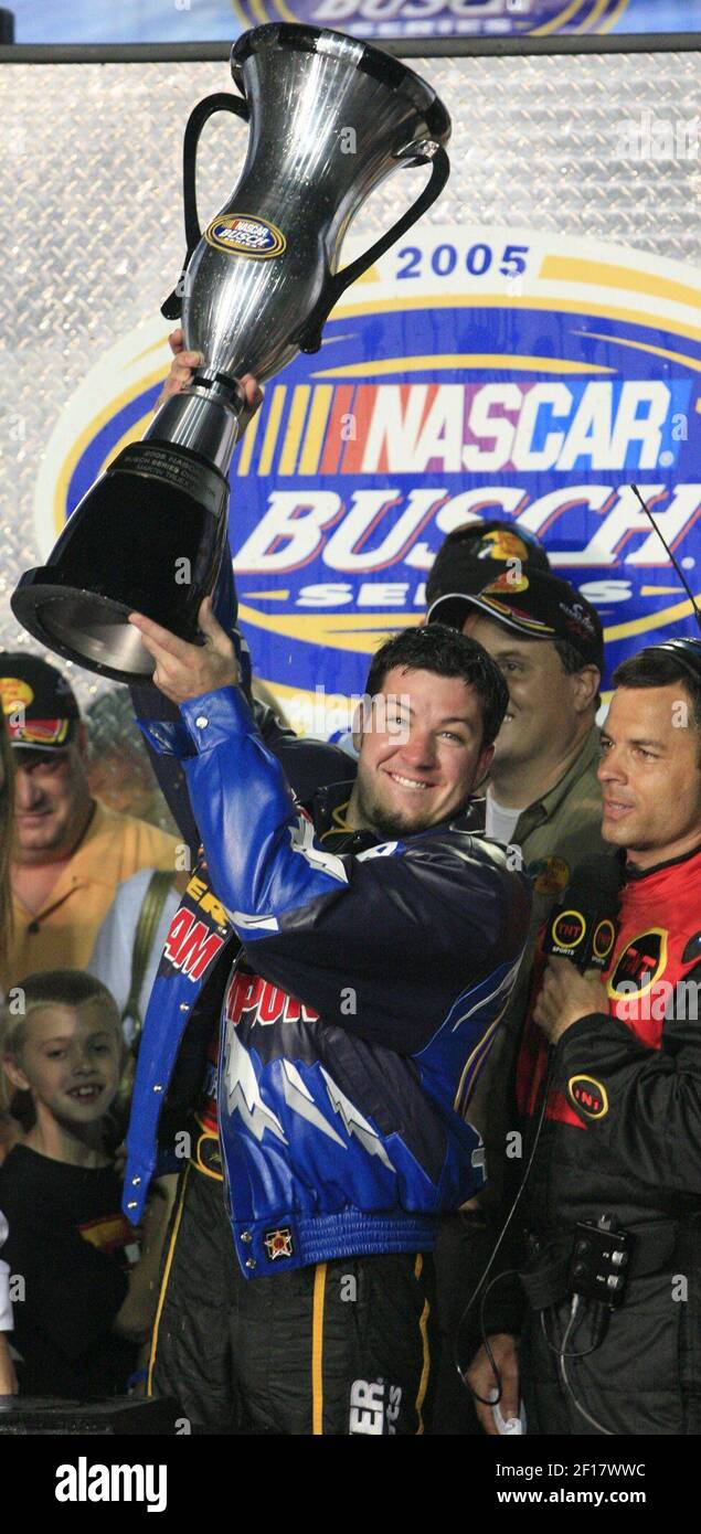 KRT SPORTS STORY SLUGGED: AUTO-NASCAR KRT PHOTOGRAPHIE PAR CHUCK FADELY/MIAMI HERALD (SOUTH FLORIDA SUN SENTINEL/ORLANDO SENTINEL OUT) (novembre 19) HOMESTEAD, FL -- NASCAR Busch Series Champion Martin Truex, Jr. Hante son trophée, le samedi 19 novembre 2005 au Homestead-Miami Speedway à Homestead, Floride. Truex Jr. A remporté le championnat de saison et Ryan Newman a remporté la course Busch Series Ford 300. (Photo de lj) 2005 Banque D'Images