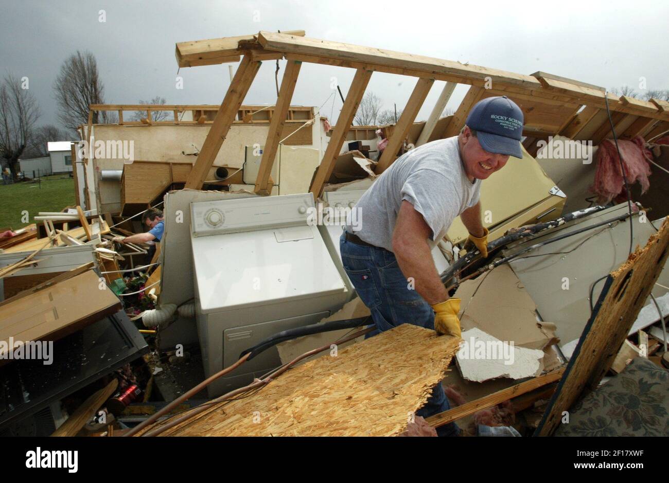 Rocky Schumer recherche dans la maison d'un ami le dimanche 12 mars 2006, à St. Mary, Missouri, Après une tornade qui s'est arnachée dans la région le samedi soir. Selon la police, aucun blessé n'a été signalé, mais 50-70 structures ont été endommagées dans la tempête et 5 maisons ont été laissées inhabitables. (Photo de David Carson/St. Louis Post-expédition) Banque D'Images