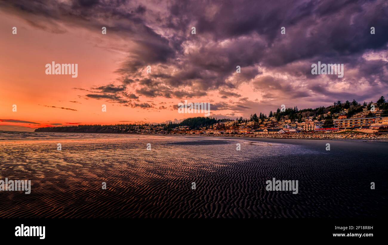 Cadre ensoleillé au-dessus de la baie de Semiahmoo et du village de White Rock en Colombie-Britannique, Canada Banque D'Images