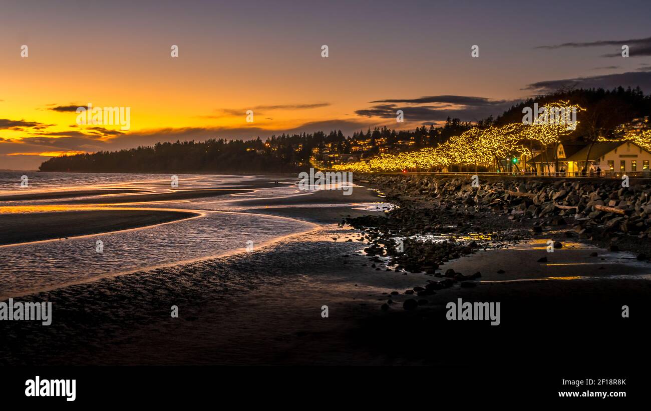 Cadre ensoleillé au-dessus de la baie de Semiahmoo et du village de White Rock en Colombie-Britannique, Canada Banque D'Images