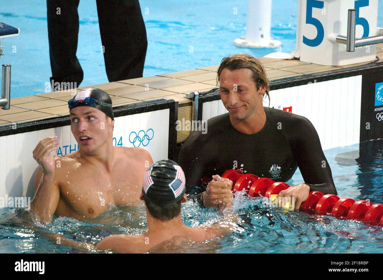 KRT SPORTS STORY SLUGGED: OLY-NAGEANT PHOTO KRT PAR KARL MONDON/CONTRA COSTA TIMES (AOÛT 16) ATHÈNES, GRÈCE -- Ian Thorpe, d'Australie, à droite, est félicité par le médaillé de bronze Michael Phelps, des États-Unis, après avoir remporté l'or dans le freestyle de 200 mètres, le lundi 16 août 2004, lors des Jeux olympiques d'Athènes, en Grèce. A gauche se trouve le médaillé d'argent Pieter Van den Hoogenband des pays-Bas. (Photo par gsb) 2004 Banque D'Images