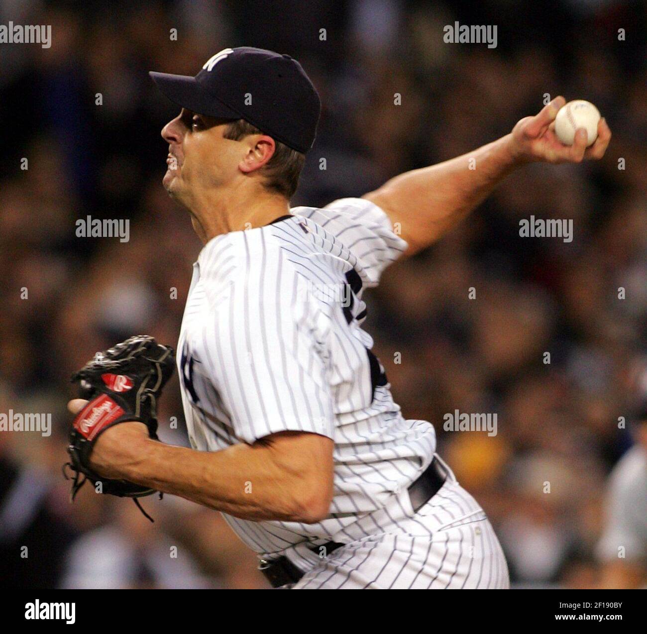 KRT SPORTS STORY SLUGGED: REDSOX-YANKEES KRT PHOTOGRAPHIE DE KATHY KMONICEK/NEWSDAY (NEW YORK CITY OUT) (octobre 20) NEW YORK, NY -- les Yankees Kevin Brown place dans le premier repas du jeu sept de l'ALCS au Yankee Stadium le 20 octobre 2004. (Photo de mvw) 2004 Banque D'Images
