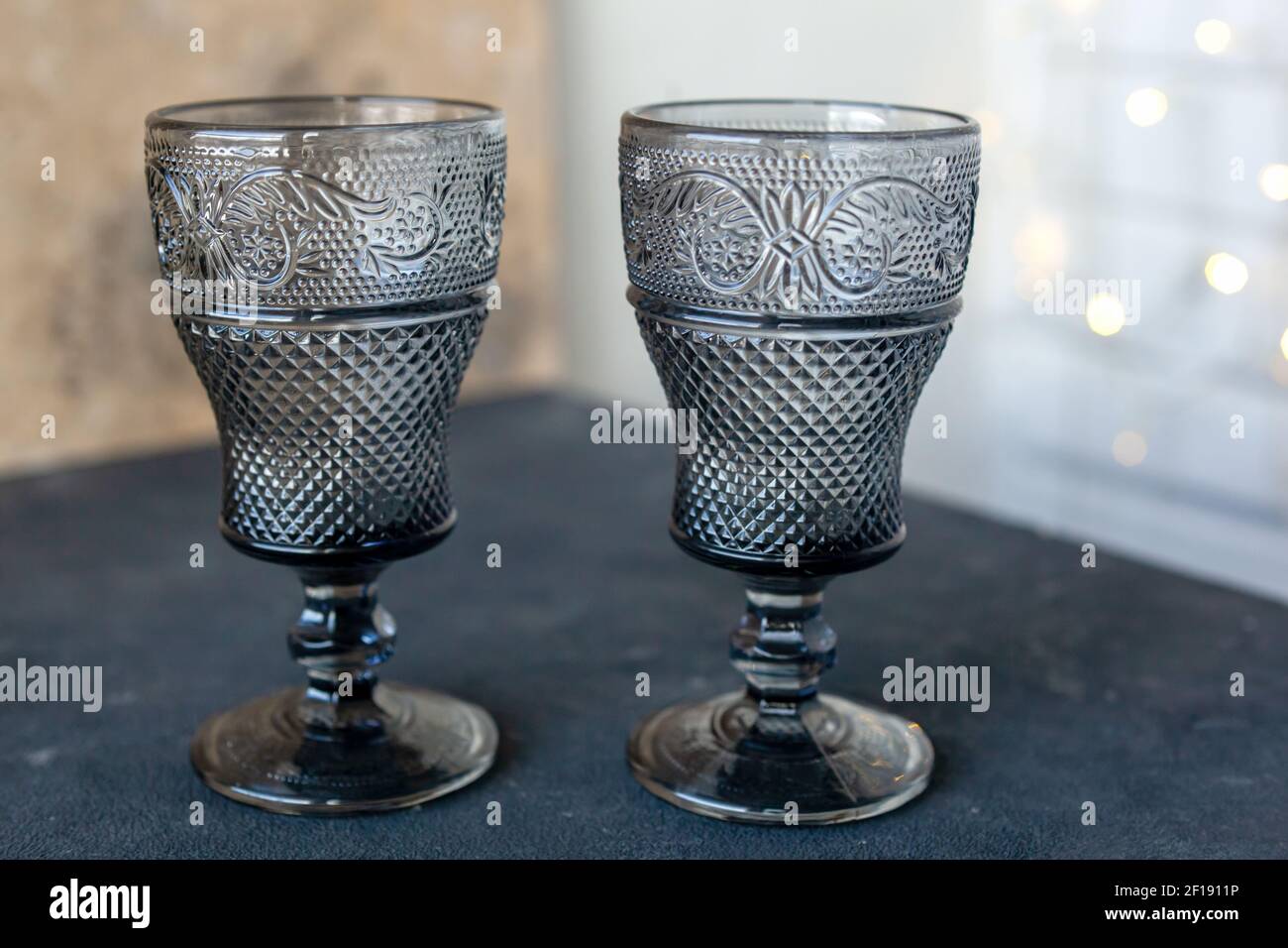 Couple d'élégant Bohemian Embossed boisson de couleur lasses de coupe Vintage pour le vin, goblets gris royal tige décorative avec motif de diamant, sombre et beige Banque D'Images