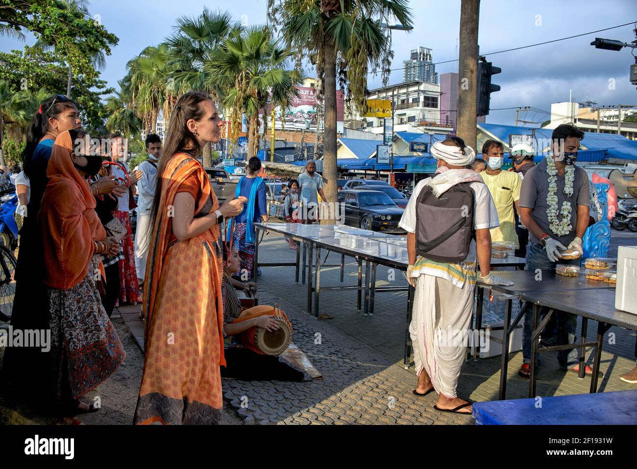 Lièvre Krishna les dévotés aident en distribuant de la nourriture gratuite à Les pauvres de Thaïlande Asie du Sud-est Banque D'Images
