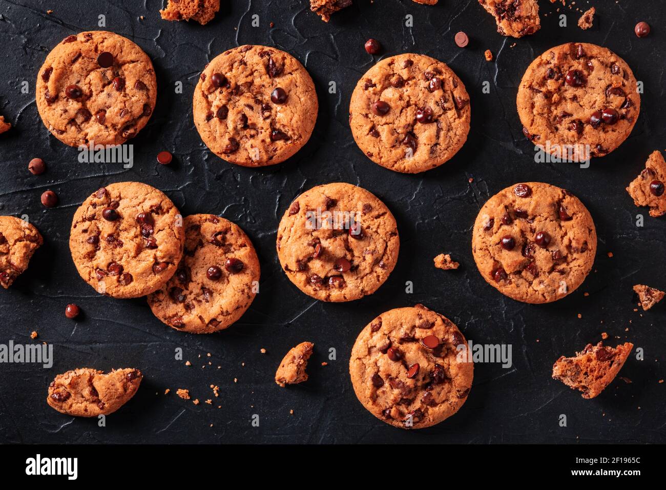 Biscuits aux pépites de chocolat, plan de dessus plat sur fond noir Banque D'Images