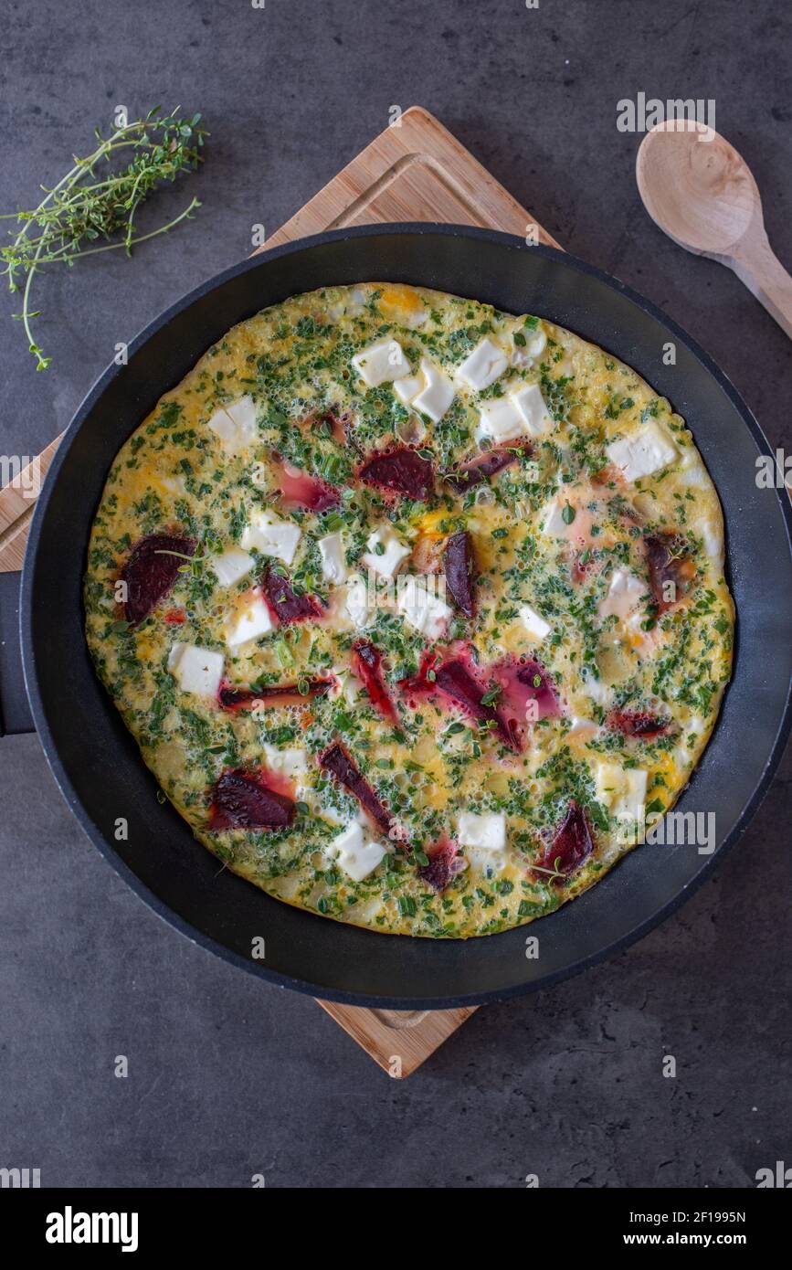 frittata de légumes avec betteraves, fromage feta et herbes Banque D'Images
