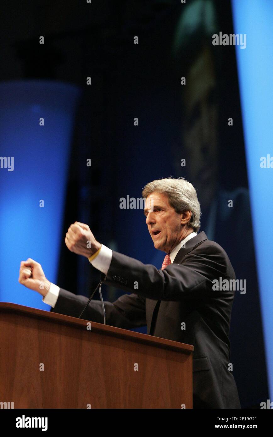 KRT US NEWS STORY SLUGGED: KERRY KRT PHOTOGRAPHIE PAR CHUCK KENNEDY/KRT (août 5) WASHINGTON, DC -- le candidat démocrate à la présidence, le sénateur John Kerry, du Massachusetts, parle à la Unity Journalists of Color Conference au Washington Convention Center, D.C., le jeudi 5 août 2004. Kerry a déclaré jeudi que l'Amérique reste une nation divisée par des lignes raciales et économiques, et s'est engagé à « soulever ceux qui sont laissés pour compte ». (nk) 2004 Banque D'Images