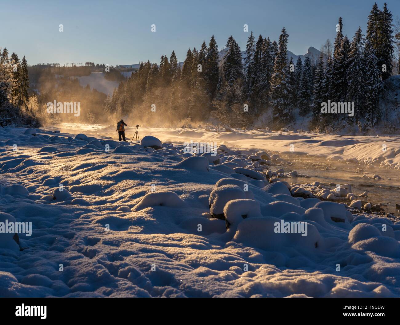 Rivière alpine sur un matin d'hiver extrêmement froid Banque D'Images