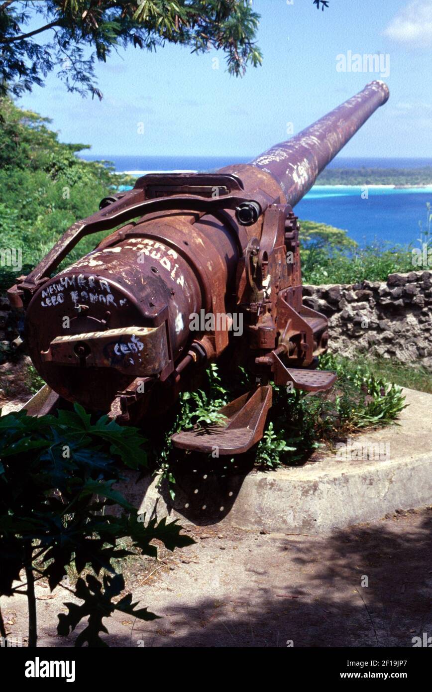 KRT VOYAGE HISTOIRE SLUGGED: WLT-BORABORA KRT PHOTOGRAPHIE PAR TONI STROUD/CHICAGO TRIBUNE (novembre 14) ce pistolet, installé par American GIS pendant la Seconde Guerre mondiale, sur Bora Bora, n'a jamais été tiré au combat. (Photo de nk) 2004 Banque D'Images