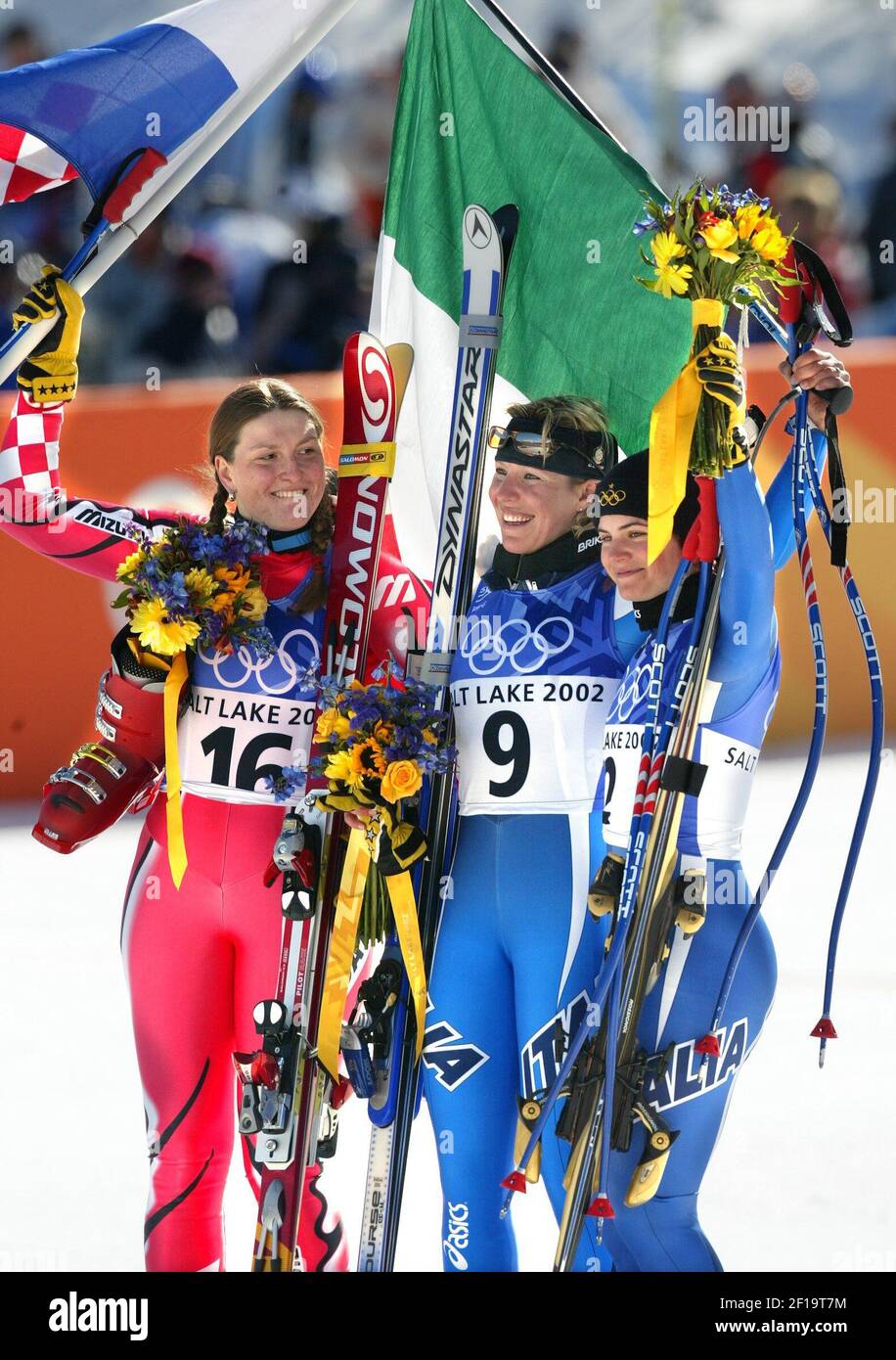 KRT SPORTS STORY SLUGGED: OLY-ALPINE KRT PHOTOGRAPHIE PAR RON JENKINS/FORT WORTH STAR-TÉLÉGRAMME (DALLAS OUT) (FÉVRIER 17) SNOWBASIN, UT-- Les médaillés Super G pour femmes de gauche à droite, Janica Kostelic (16) en Croatie, Silver, Daniela Ceccarelli en Italie (9), Gold et Karen Putzer en Italie (droite), bronze, célèbrent après l'événement Super-G féminin à Snowbasin, Utah, le dimanche 17 février 2002. (Photo par FT) BL NC KD 2002 (Vert) (lde) Banque D'Images