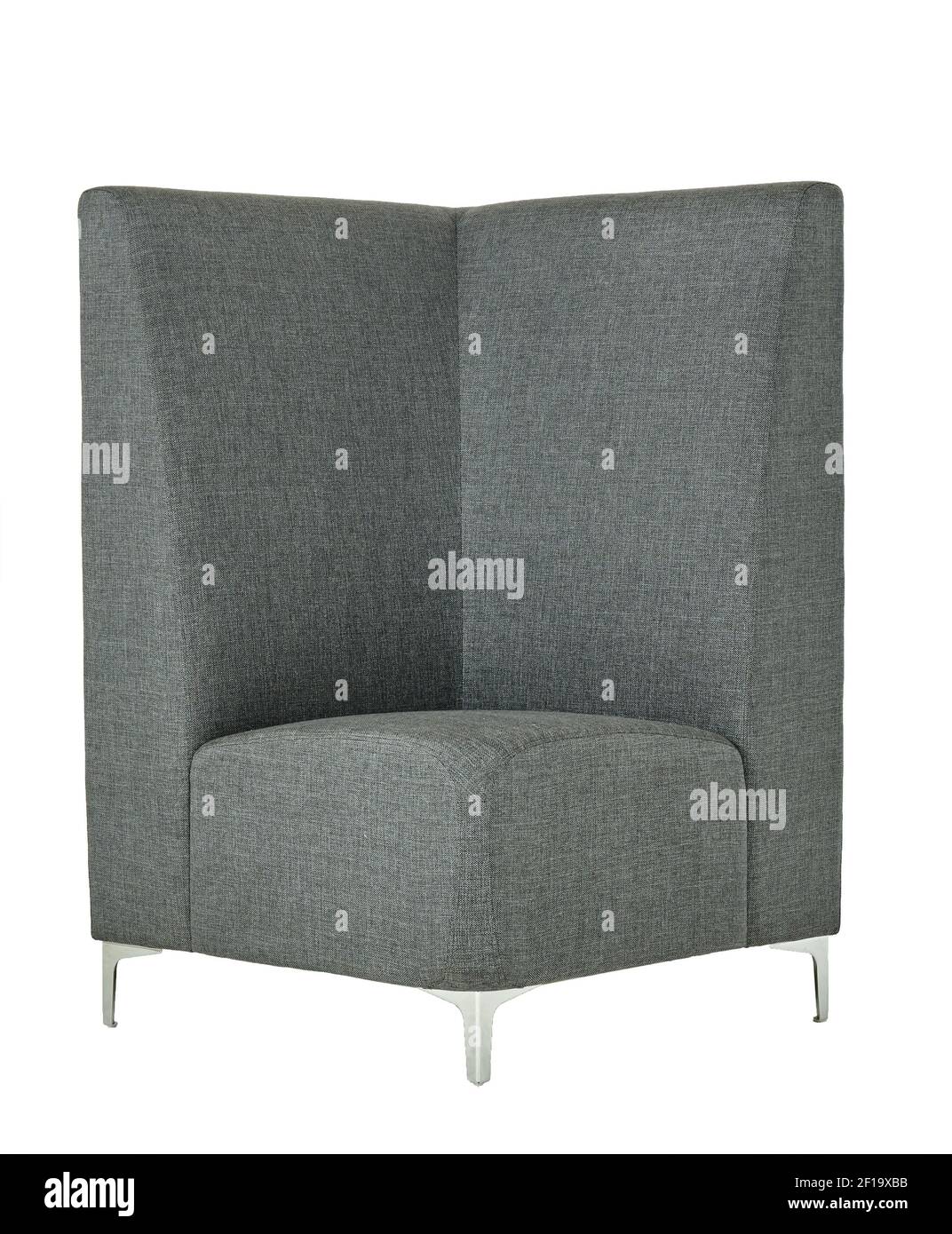 Chaise de tissus d'art gris sur un fond blanc Banque D'Images