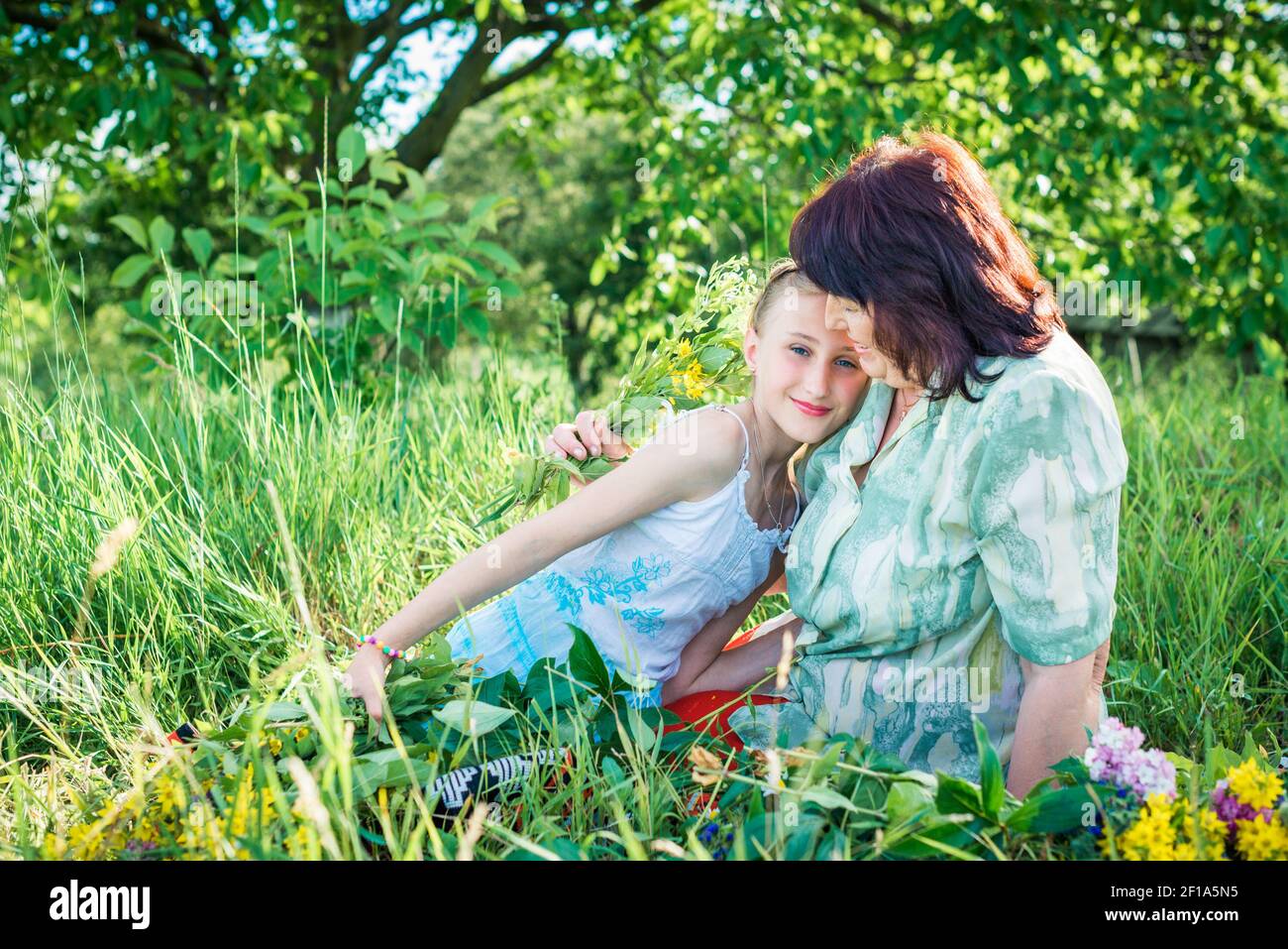 Grand-mère et petite-fille de fleurs Banque D'Images