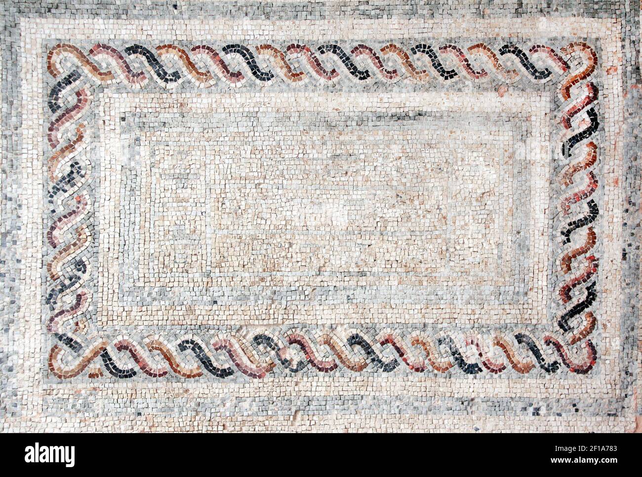 Mosaïque horizontale antique byzantine en pierre naturelle mosaïque avec cadre géométrique. Copier l'espace pour le texte. Modèle de maquette Banque D'Images