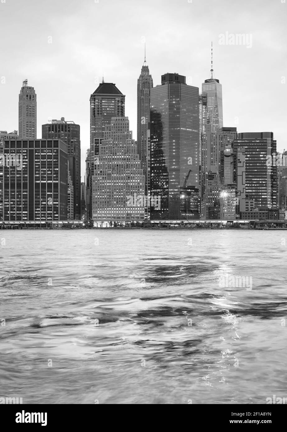 Photo en noir et blanc du front de mer de New York au coucher du soleil, États-Unis. Banque D'Images
