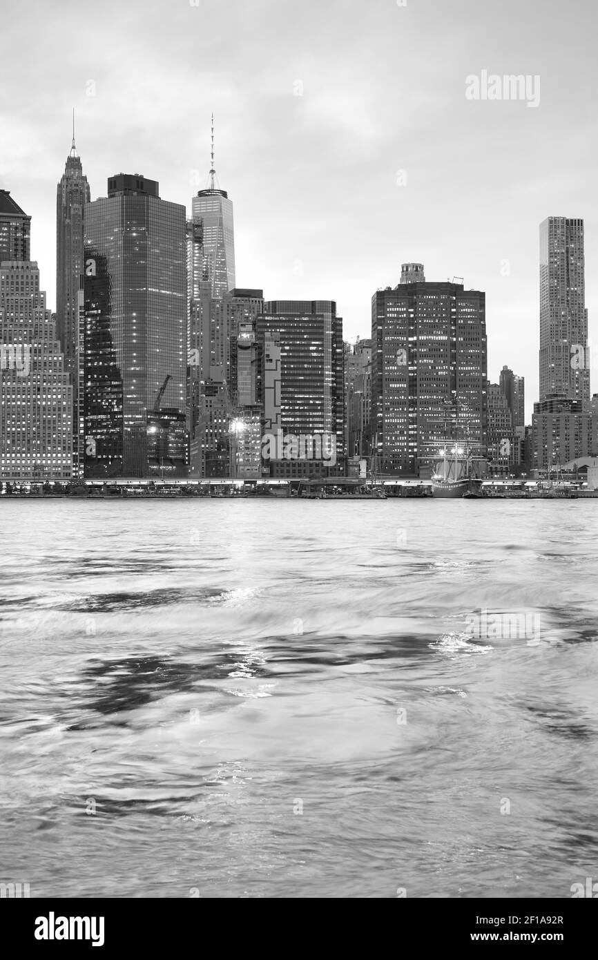 Photo en noir et blanc du front de mer de New York au coucher du soleil, États-Unis. Banque D'Images