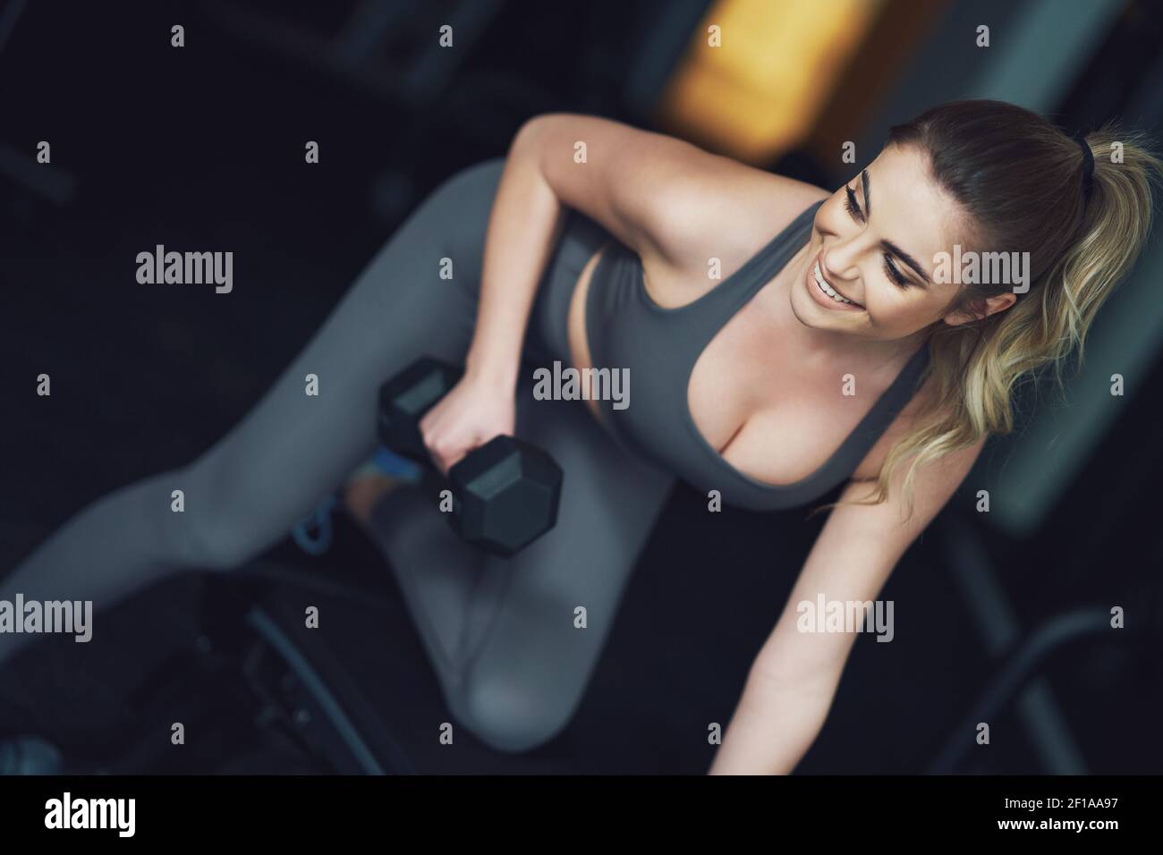 Femme adulte s'entraîner dans une salle de sport Banque D'Images