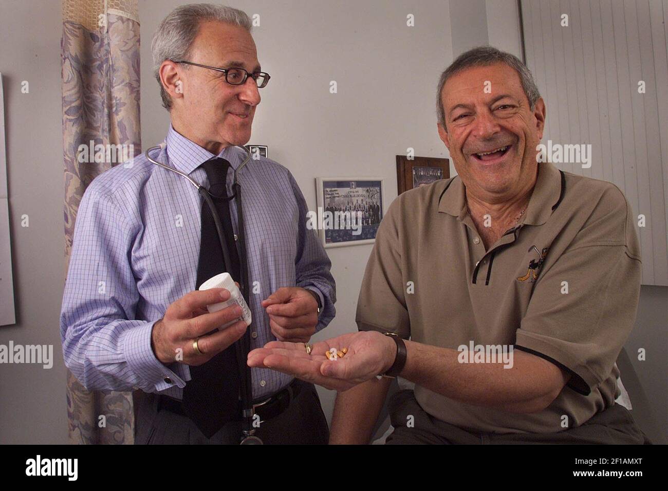L'HISTOIRE DE KRT LIFESTYLE A ÉTÉ CLAQUÉE : LEMIA KRT PHOTOGRAPHIE D'AL DIAZ/MIAMI HERALD (SOUTH FLORIDA SUN-SENTINEL OUT) (août 3) le docteur Leonard A. Kalman, directeur des études de Gleevec à l'hôpital baptiste de Miami, a travaillé avec le patient Barry Mintzer, 64 ans, de Boca Raton, qui n'a subi aucun effet secondaire en prenant le nouveau médicament pour la leucémie. (Photo par MI) NC KD BL 2001 (Horiz) (smd) Banque D'Images