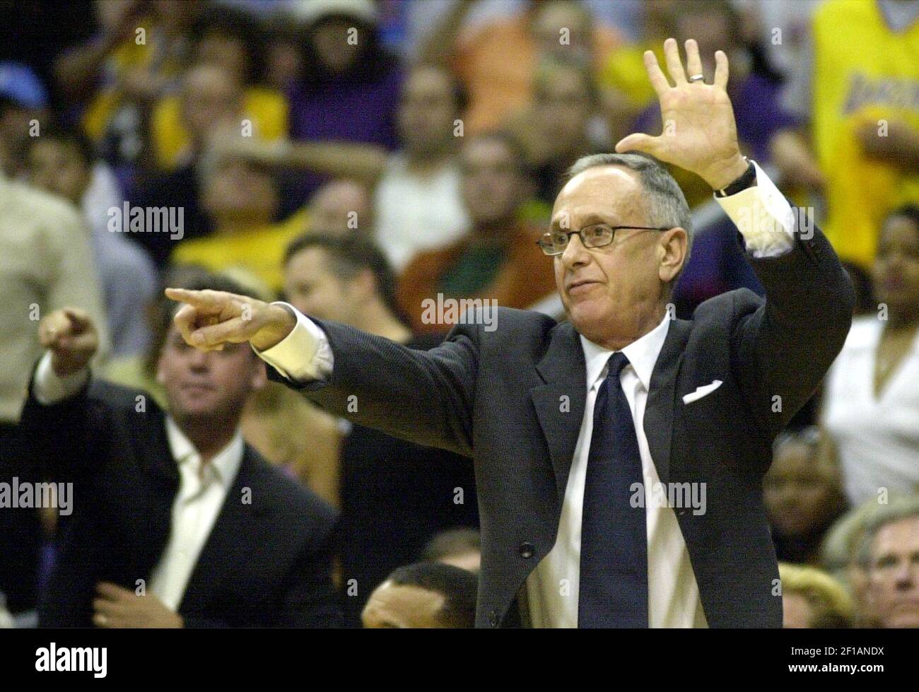 KRT SPORTS STORY SLUGGED: SIXERS-LAKERS KRT PHOTOGRAPHIE DE JERRY LODRIGUSS/PHILADELPHIA INQUIRER (8 juin) LOS ANGELES, CA -- l'entraîneur chef des Sixers Larry Brown donne des indications à son équipe pendant qu'ils jouent les Lakers pendant le premier quart de match deux de la série de championnat de la NBA le vendredi 8 juin 2001. (Photo de pH) NC KD BL 2001 (Horiz) (mvw) Banque D'Images