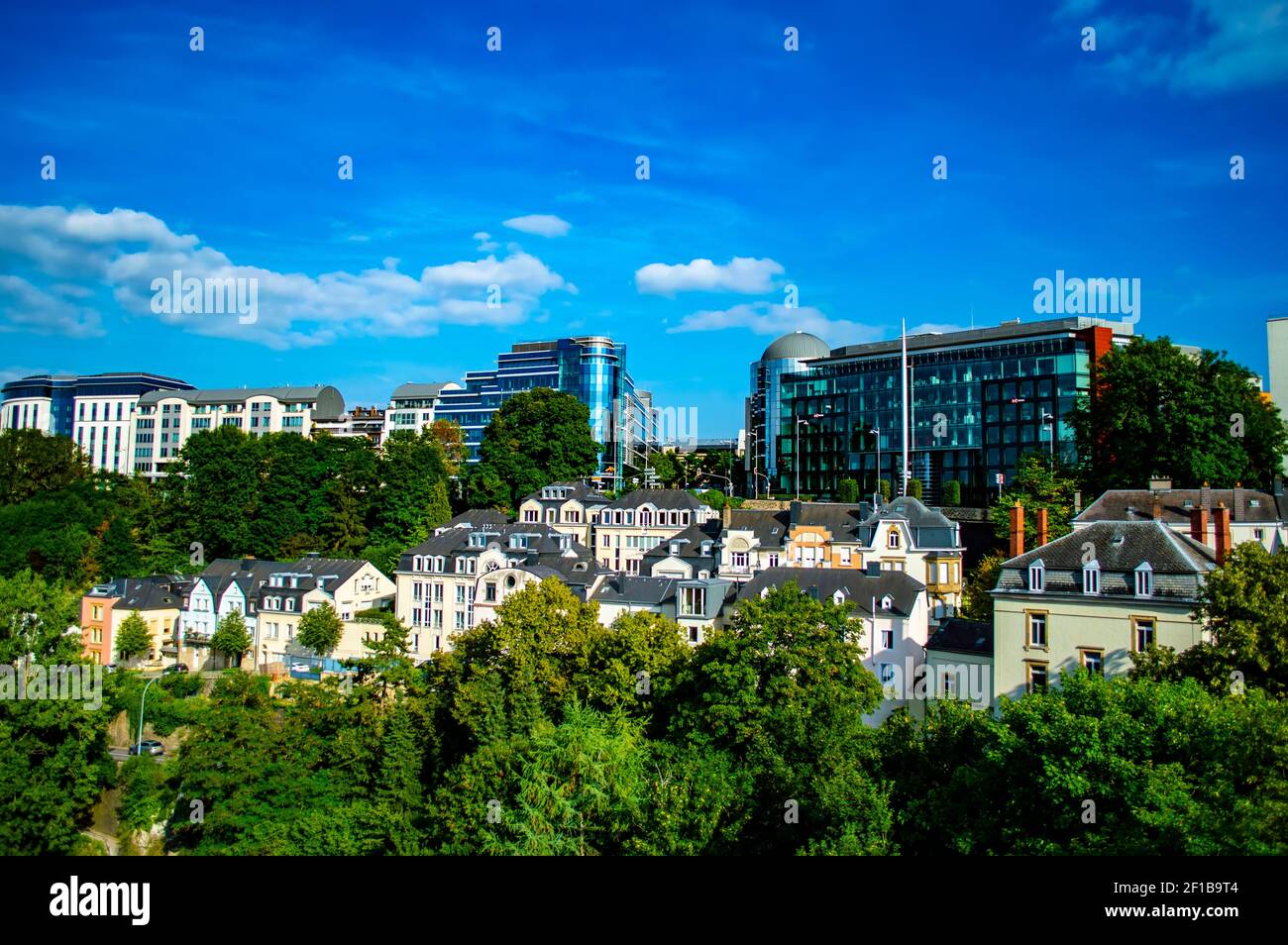 Luxembourg City, Luxembourg - 15 juillet 2019 : anciens bâtiments typiques en contraste avec les bâtiments modernes en verre contre le ciel bleu de la ville de Luxembourg Banque D'Images