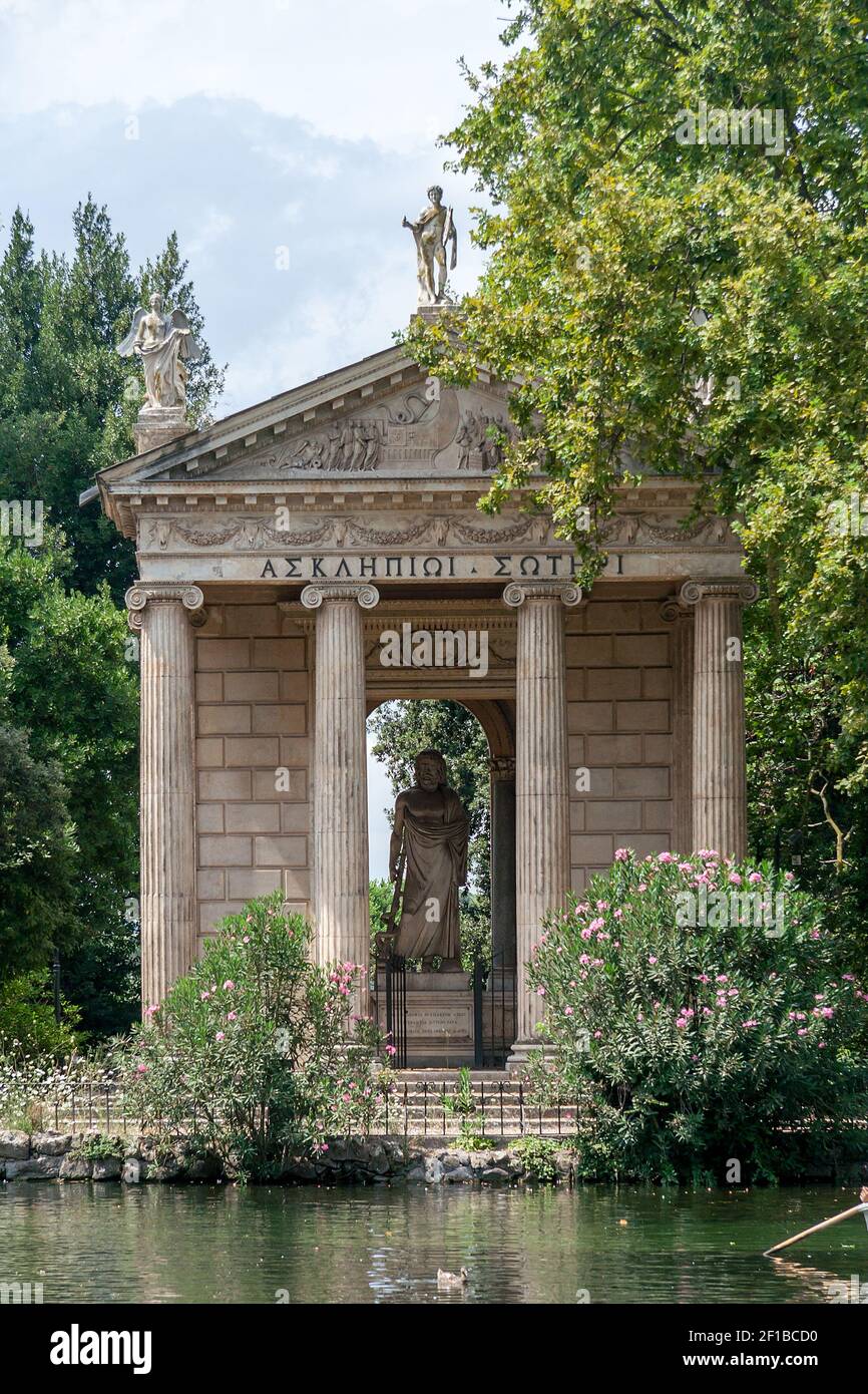 Le temple d'Esculapio est l'un des nombreux bâtiments anciens que les touristes peuvent trouver dans le parc de la Villa Borghèse, Rome. Banque D'Images