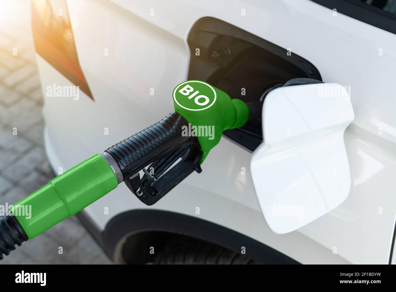 Ravitaillement en carburant de la voiture avec du biocarburant Banque D'Images