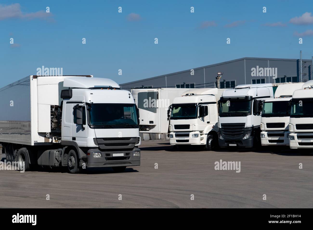 Flotte de camions au centre logistique Banque D'Images
