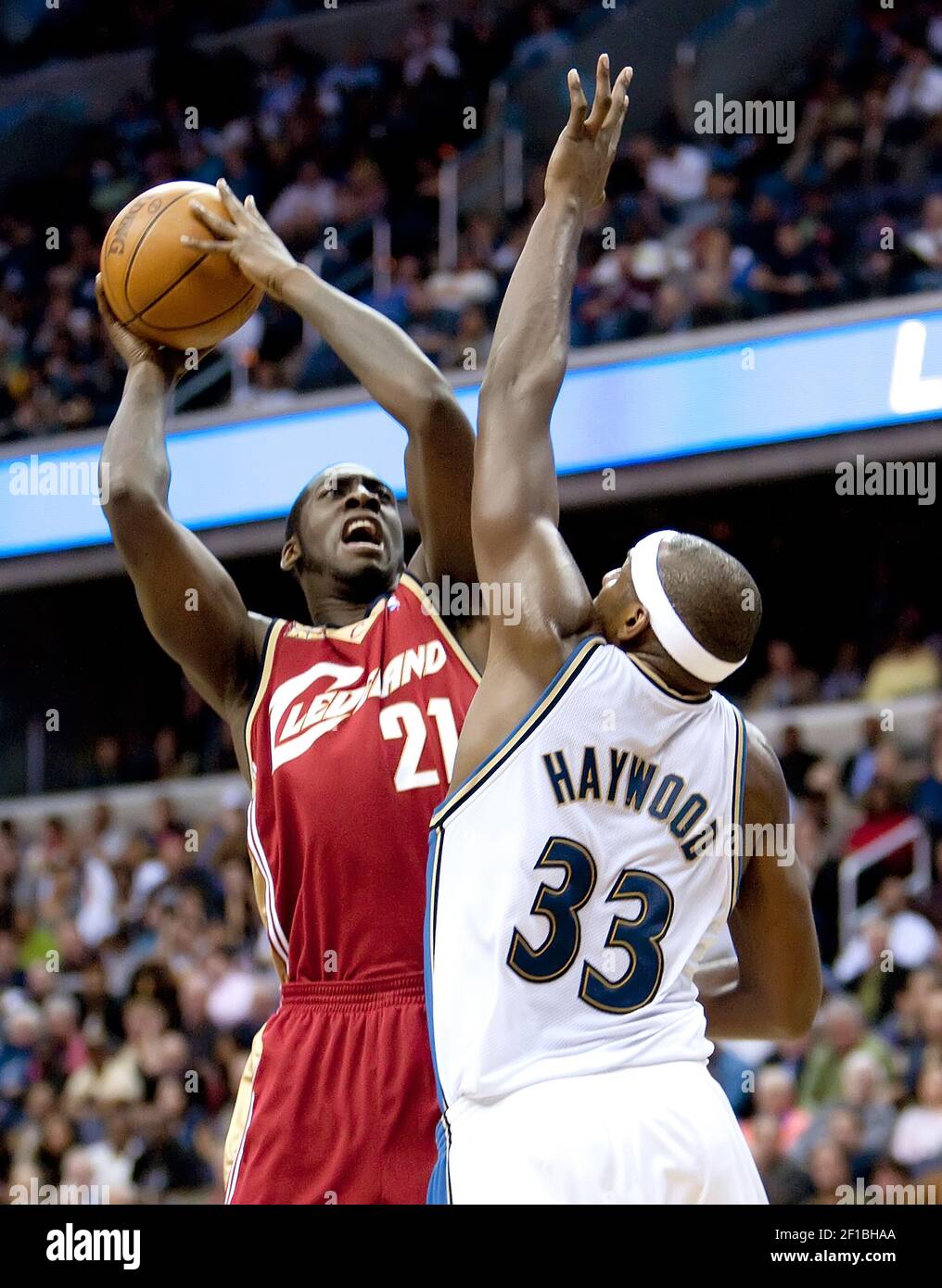 Cleveland Cavaliers J.J. Hickson (21) tire sur les Wizards de Washington Brendan Haywood (33) lors de leur match au Verizon Center à Washington, D.C., le mercredi 18 novembre 2009. (Harry E. Walker/MCT/Sipa États-Unis) Banque D'Images