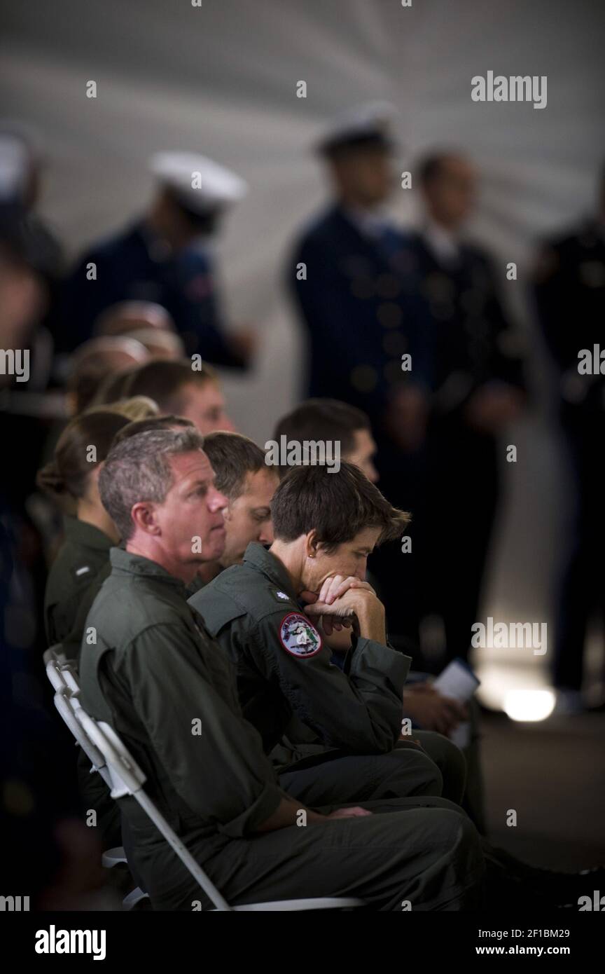 Un homme d'aviation de la Garde côtière tient sa tête dans les mains lors d'un service commémoratif pour les personnes tuées lors d'une collision en milieu aérien la semaine dernière, qui s'est tenue à la station aérienne de la Garde côtière, Sacramento, à Sacramento, Californie, vendredi, 6 novembre 2009. Le service a été organisé pour les sept membres d'une garde côtière C130 et deux Marines à bord d'un hélicoptère Super Cobra AH-1W qui a percuté le 29 octobre au large de la côte de San Diego. (Photo de Jose Luis Villegas/Sacramento Bee/MCT/Sipa USA) Banque D'Images