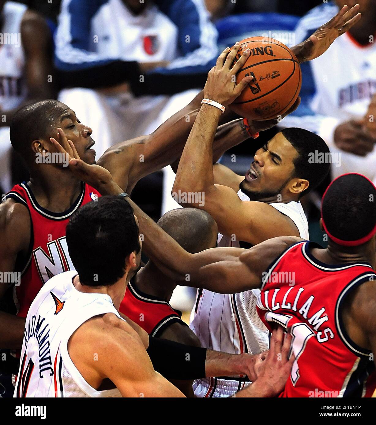 Charlotte Bobcats garde D.J. Augustin (14) conduit au panier contre les filets du New Jersey en avant Bobby Simmons (21) pendant la première moitié de l'action à Time Warner Cable Arena à Charlotte, Caroline du Nord, le lundi 2 novembre 2009. (Photo de Jeff Siner/Charlotte observer/MCT/Sipa USA) Banque D'Images