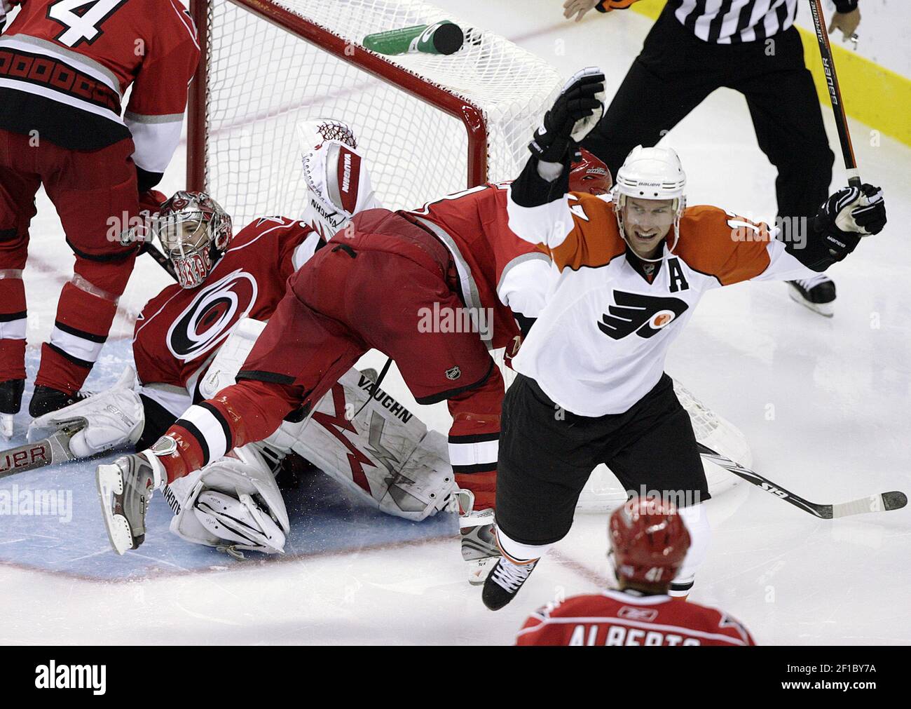 Jeff carter (17) des Flyers de Philadelphie célèbre après avoir marqué contre Cam Ward (30), gardien de but des Hurricanes de Caroline, au cours de la deuxième période au RBC Centre de Raleigh, en Caroline du Nord, le vendredi 2 octobre 2009. (Photo de Chris Seward/Raleigh News & observer/MCT/Sipa USA) Banque D'Images