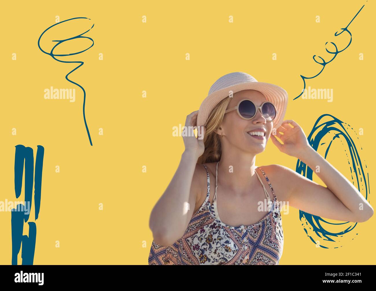 Composition de la femme caucasienne souriante en chapeau de soleil et lunettes de soleil jaune avec des gribouillages bleus Banque D'Images