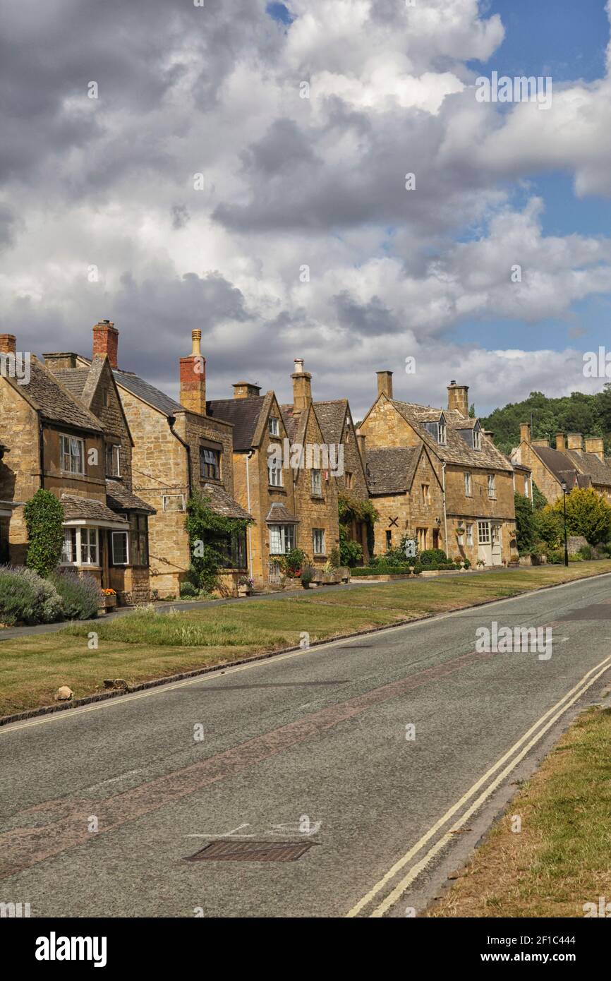 Street avec de jolies maisons cottage vintage à Broadway, Angleterre Banque D'Images