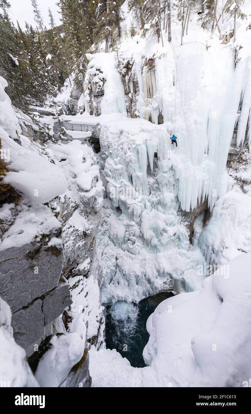 Cascade sur glace (photo de portrait), Johnston Canyon, parc national Banff, Alberta, Canada Banque D'Images