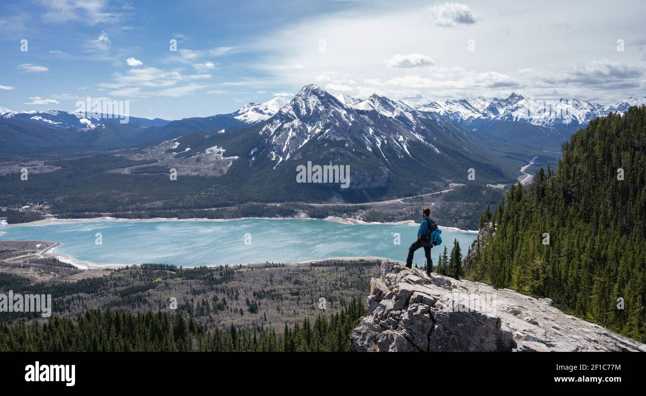 Randonneur bénéficiant d'une belle vue alpine dans les Rocheuses canadiennes à Prairie View Trail, Kananaskis, Alberta, Canada Banque D'Images