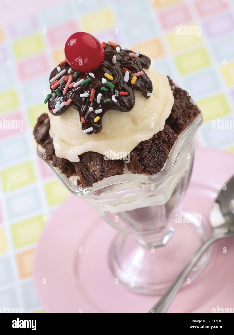 Au lieu de deux cuillères de crème glacée, placez un brownie arrondi dans  un plat de crème glacée et ajoutez une cuillère de crème glacée. Le moule  en silicone à 8 empreintes