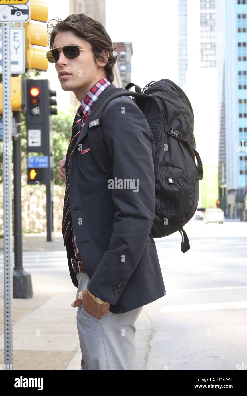 Le North face 'Modem' sac à dos pour ordinateur portable avec ceinture  amovible à la hanche, 89 $, Mountain Hideout à Dallas (888-613-6806).  Blazer en coton Prada, 1,395 $, cravate en soie